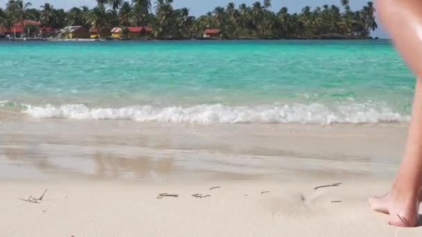 Непізнана Жінка Йде Маленькому Острові Оточена Бірюзовою Чистою Водою Сан — стокове відео