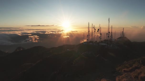 バックグラウンドの山の範囲を持つ丘の上から日の出 — ストック動画
