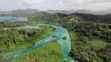 Drone Manzarası Panama 'daki San Blass adalarına giren turkuaz bir nehrin üst görüntüsü
