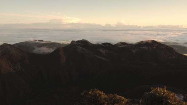Zachód Słońca Widoki Szczytu Wzgórza Zakresu Gór Tle — Wideo stockowe