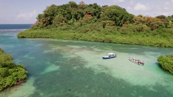 Θέα Drone Σκάφη Αγκυροβολημένα Δίπλα Ένα Ειδυλλιακό Νησί Της Καραϊβικής — Αρχείο Βίντεο
