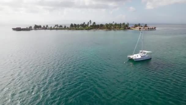 Drone View Πλοίο Αγκυροβολημένο Δίπλα Ένα Ειδυλλιακό Μικρό Νησί Στο — Αρχείο Βίντεο