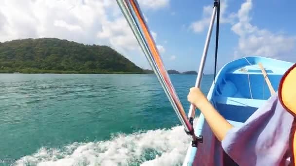 Відео Людей Моторному Човні Які Досліджують Тропічні Острови Острови Сан — стокове відео