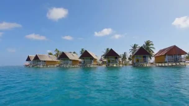 Video Souboru Karibské Letovisko Malými Dřevěnými Domky Plovoucí Moři San — Stock video