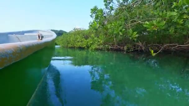 Video Una Barca Ormeggiata Una Laguna Tropicale Con Acque Calme — Video Stock