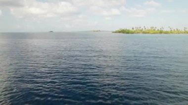 Karayip adasının yanındaki sakin mavi suyun videosu. Panama 'daki San Blas Adası