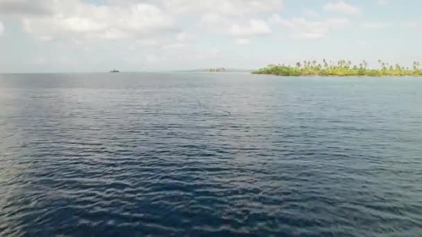 Video Aguas Azules Tranquilas Junto Una Isla Caribeña Isla San — Vídeos de Stock