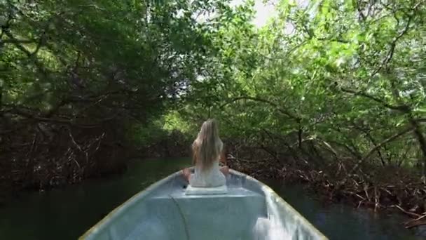 Vista Trasera Una Mujer Borde Barco Que Entra Canal Río — Vídeo de stock