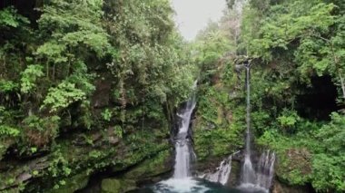 İnsansız hava aracı manzarası Panama ormanının ortasında muhteşem bir şelale.