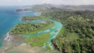 Venas Azules, Panama 'da turkuaz suyu olan egzotik bir tropik cennet görüntüsü.