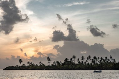 Gün batımında manzara sakin bir denizde tropikal plaj cennetinde
