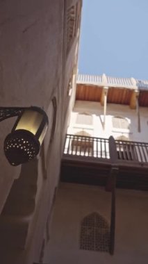 Geleneksel Arap evi Jabreen Kalesi 'nin iç avlusunun düşük açılı görüntüsüne sahip dikey video. Umman.