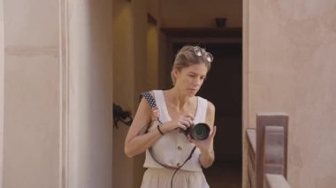 Bir kadın fotoğrafçının, Arap mahallesindeki bir binanın güzelliğini yakaladığı yatay bir video. Umman.