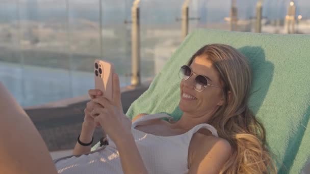 Vídeo Horizontal Uma Mulher Loira Desfrutando Sol Deitada Uma Piscina — Vídeo de Stock