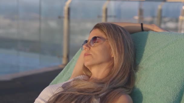 Horizontale Video Nahaufnahme Einer Kaukasischen Frau Die Sich Bei Sonnenuntergang — Stockvideo
