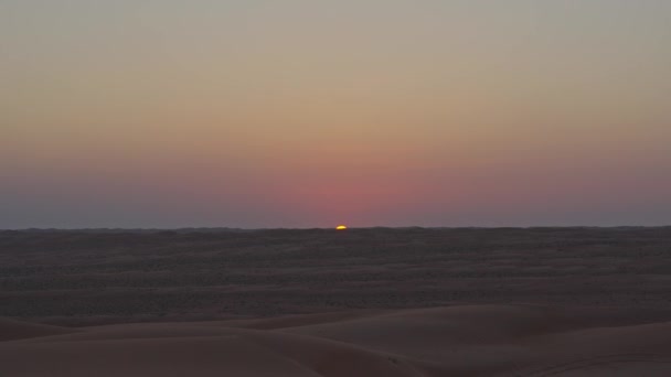 砂漠の牧歌的な日没の間に沈む太陽のビデオ ワヒバ サンズ — ストック動画