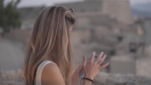 Vue Arrière Vidéo Horizontale Une Femme Utilisant Téléphone Lors Une — Video
