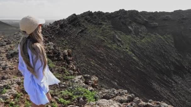 Wideo Czasie Rzeczywistym Blondynki Piękna Kobieta Skraju Wulkanu Patrząc Widoki — Wideo stockowe
