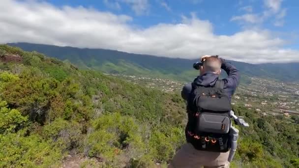 Sahildeki Bir Tepenin Manzarasının Fotoğrafını Çeken Bir Erkek Fotoğrafçının Arka — Stok video