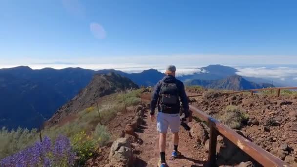 Wideo Czasie Rzeczywistym Sportowca Trekking Aparatem Fotograficznym Pod Ręką Wzdłuż — Wideo stockowe