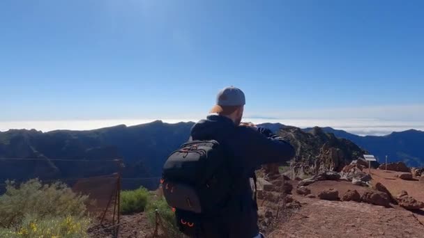 Video Manlig Idrottsfotograf Fånga Skönheten Naturen Ett Berg Vulkanisk Solig — Stockvideo