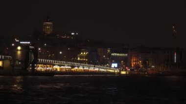 İstanbul 'daki İstanbul Boğazı' nın gece görüş açısının gerçek zamanlı olarak yatay videosu. Türkiye