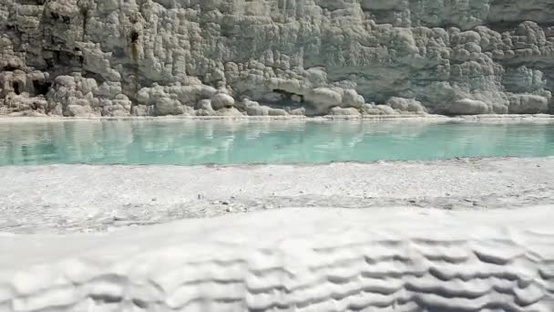 Horizontale Video Met Het Beklimmen Van Een Rustig Turquoise Zwembad — Stockvideo