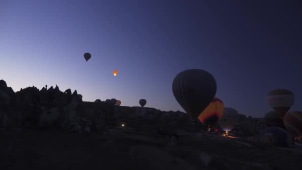 Οριζόντια Βίντεο Πραγματικό Χρόνο Από Αερόστατα Έτοιμα Πετάξουν Νύχτα Πάνω — Αρχείο Βίντεο