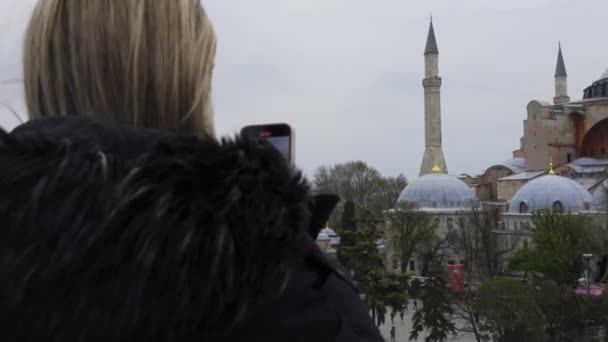 Горизонтальное Видео Режиме Реального Времени Блондинка Туристка Фотографирует Голубую Мечеть — стоковое видео