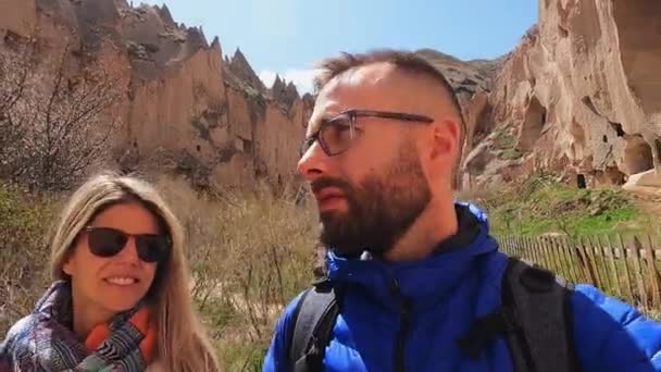 Horizontal Video Real Time Personal Perspective Caucasian Couple Tourists Walking — Stock Video