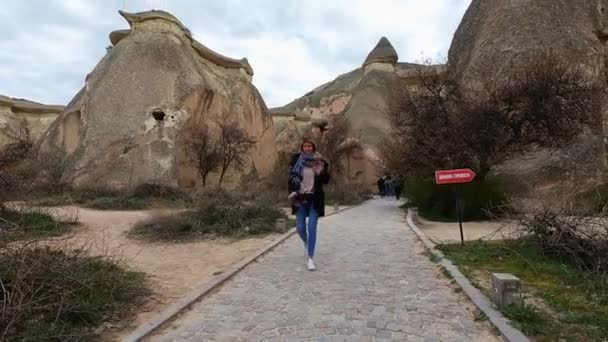 一个金发碧眼的女人沿着一条前往土耳其卡帕多西亚的小路快乐地漫步的慢镜头 — 图库视频影像