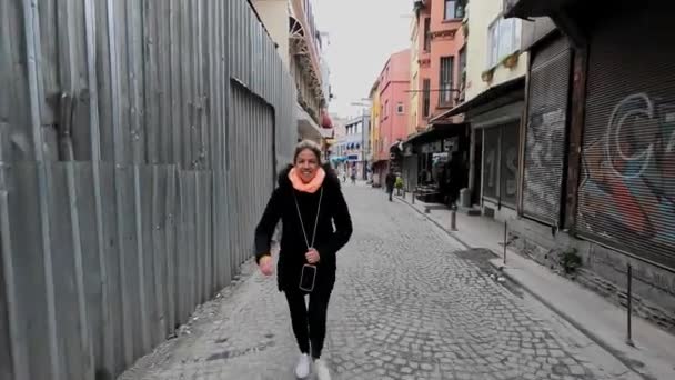 Οριζόντια Βίντεο Αργή Κίνηση Μιας Γυναίκας Που Τρέχει Ευτυχισμένη Κατά — Αρχείο Βίντεο