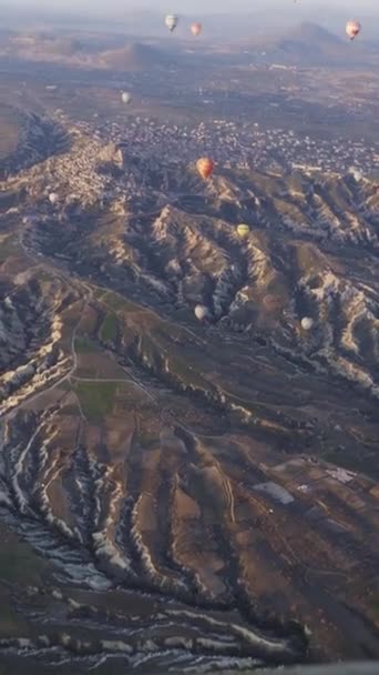 Pionowe Wideo Czasie Rzeczywistym Balonami Latającymi Nad Górami Kapadocji Turcja — Wideo stockowe