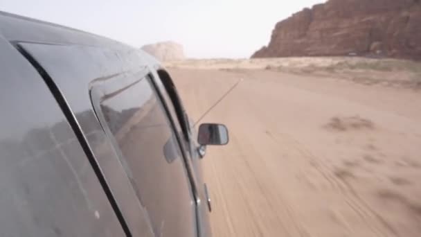 没有稳定的视频 Pov 4X4汽车在约旦Wadi Rum沙漠的沙丘开车 旅行目的地 — 图库视频影像