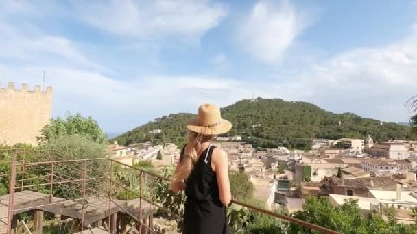 Wideo Tyłu Kobiety Słomkowym Kapeluszu Widokiem Nadmorskie Miasteczko Majorce Hiszpania — Wideo stockowe