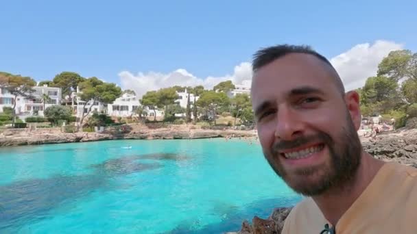 스페인 마요르카의 청록색 모바일로 자신을 남자의 비디오 — 비디오