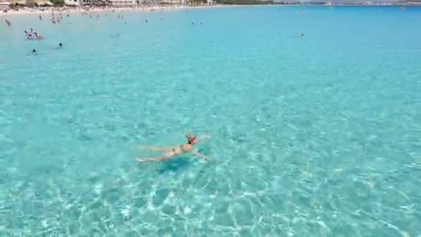 一个穿着比基尼的美女在碧绿的海水中游泳的视频 西班牙马约卡岛 — 图库视频影像