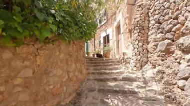 Geleneksel evler arasındaki kırsal taştan yola dair kişisel bakış açısına sahip el teli videosu
