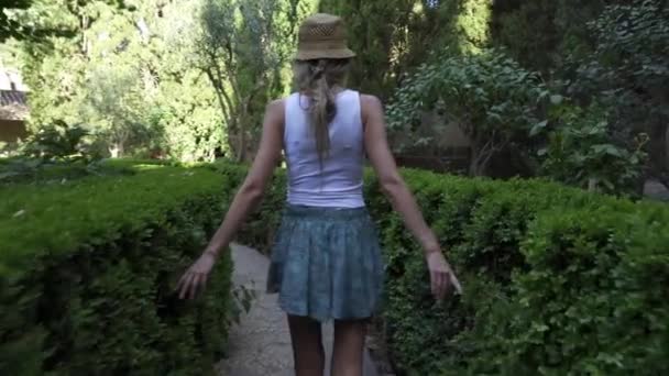 Video Zadního Pohledu Cestovatelku Kloboukem Hlazujícím Listy Keřů Zahradě — Stock video