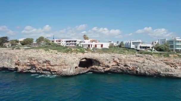 Video Antennen Drone Udsigt Middelhavet Kystby Med Fyrtårn Portocolom Grotte – Stock-video