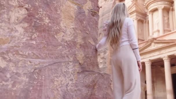 Video Blonďaté Turistické Ženy Khazneh Pokladna Starobylé Město Petra Jordánsku — Stock video