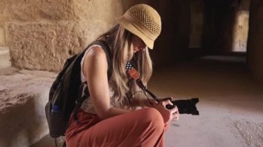 Sarışın turist kadının Ürdün 'deki Antik Jerash' ta fotoğraf çekerken çekilmiş bir portre videosu.
