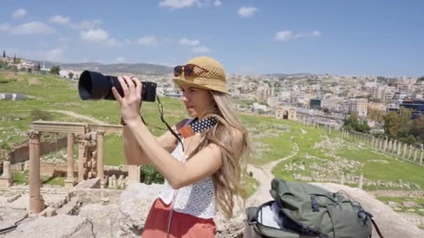 Filmik Blondynką Turystką Kapeluszem Robiącą Zdjęcie Ruinach Starożytnego Jerasha Jordania — Wideo stockowe