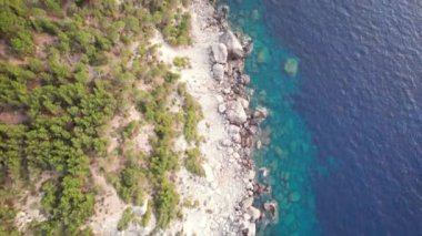 Akdeniz 'in beyaz kum plajı ve turkuaz sularının 4k hava aracı görüntüsü. Mallorca İspanya. 