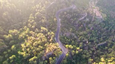 Drone manzarası, hava manzarası, Idyllic 'in günbatımı manzarası dağların manzarası ve tam renkli kavis yolu. 4k görüntü