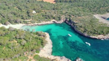 Mallorca İspanya, Cala Mitjana 'da Akdeniz beyaz kum plajı ve turkuaz su görüntülerinin 4k görüntüsü