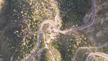 Drone manzarası, hava manzarası, Idyllic 'in günbatımı manzarası dağların manzarası ve tam renkli kavis yolu. 4k görüntü