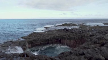 İspanya 'nın Gran Canaria kentindeki Bufadero de la Garita doğal olayının 4k görüntüsü