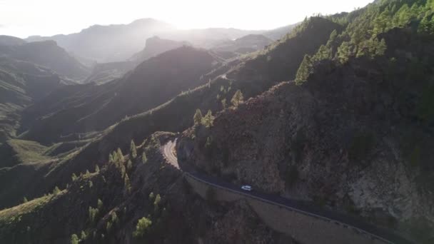 Hava Aracının Günbatımının Görüntüsü Dağların Manzarası Ortasında Kıvrımlar Olan Bir — Stok video