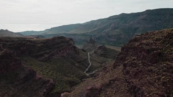 4K段无人机画面山脉和道路的景观 中间有弯道 加那利岛 — 图库视频影像